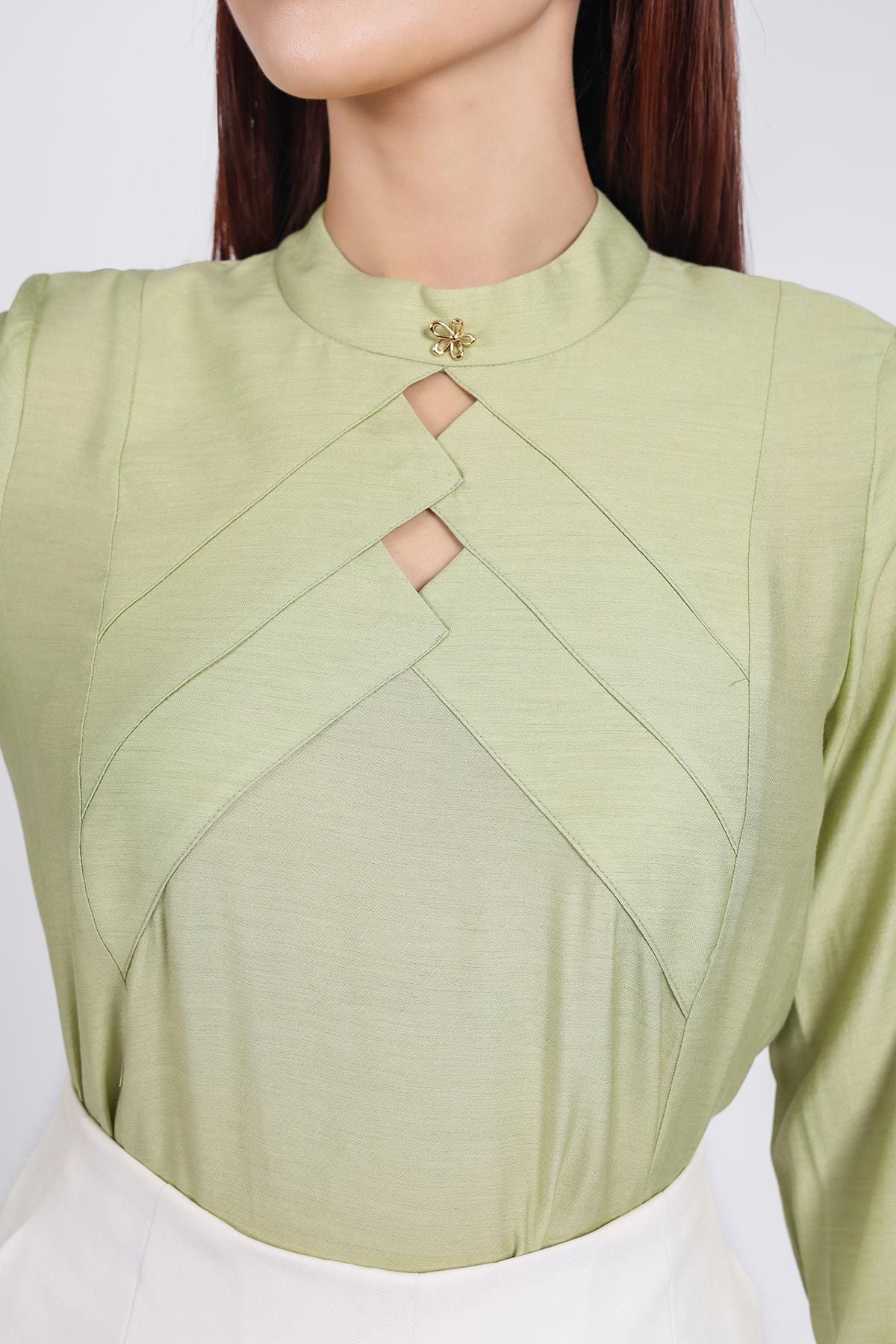 FAK71377 - Áo sơ mi kiểu công sở vải tơ dáng suông cổ tròn đính đá kim loại thân áo hoạ tiết cut thời trang - PANTIO