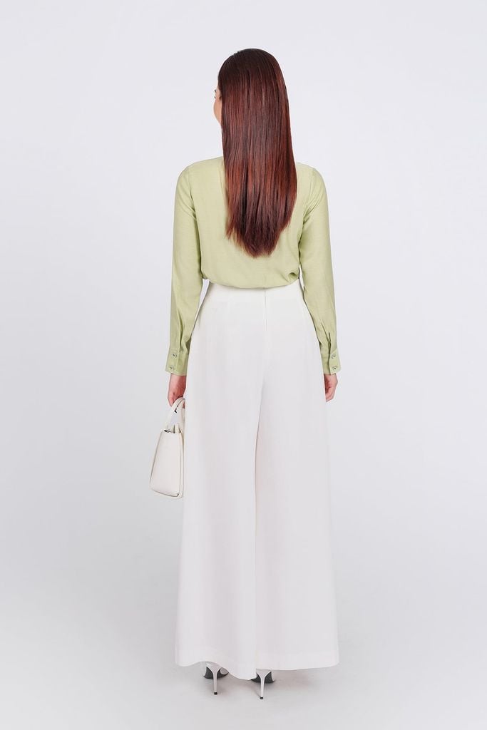 FAK71377 - Áo sơ mi kiểu công sở vải tơ dáng suông cổ tròn đính đá kim loại thân áo hoạ tiết cut thời trang - PANTIO