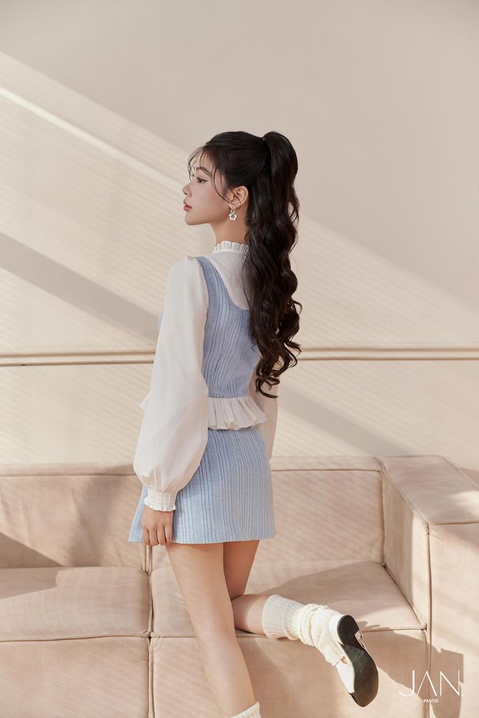 FAK91403 - Áo sơ mi kiểu dáng croptop, cổ tròn cao kẹp bèo, tay dài bồng xếp ly đỉnh vai, măng séc chạy chun, phối vải tạo hiệu ứng - JAN.