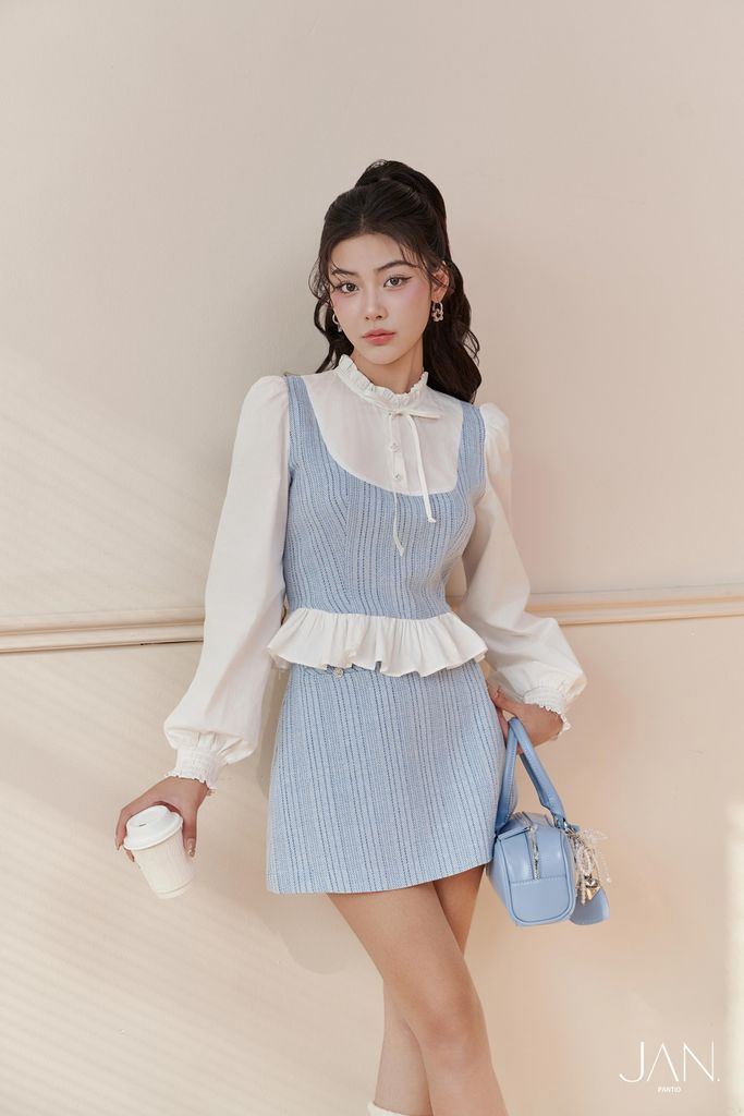 FAK91403 - Áo sơ mi kiểu dáng croptop, cổ tròn cao kẹp bèo, tay dài bồng xếp ly đỉnh vai, măng séc chạy chun, phối vải tạo hiệu ứng - JAN.