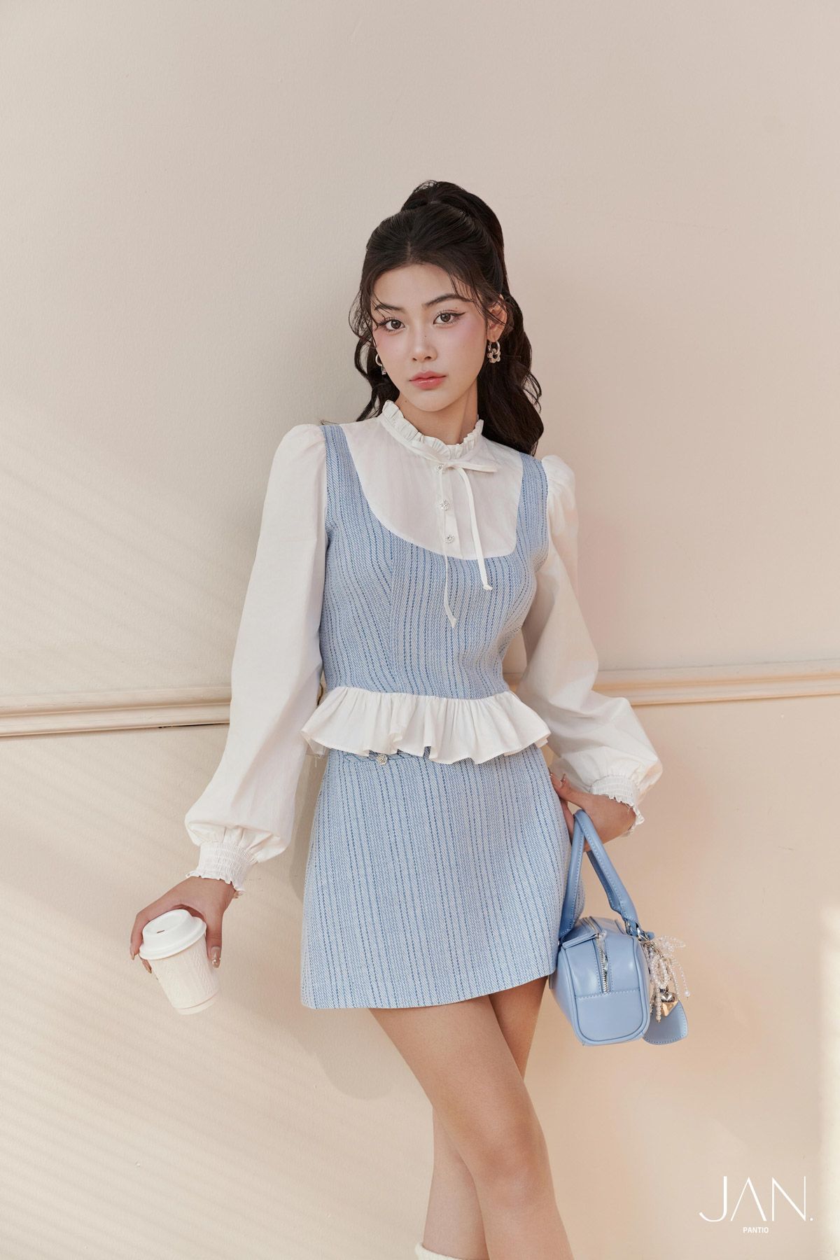 FAK91403 - Áo sơ mi kiểu dáng croptop, cổ tròn cao kẹp bèo, tay dài bồng xếp ly đỉnh vai, măng séc chạy chun, phối vải tạo hiệu ứng - JAN.