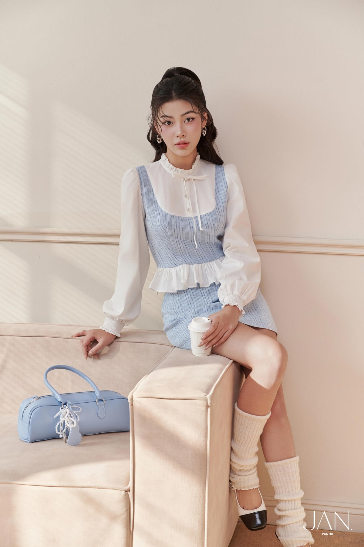 FAK91403 - tylekeo8888 kiểu dáng croptop, cổ tròn cao kẹp bèo, tay dài bồng xếp ly đỉnh vai, măng séc chạy chun, phối vải tạo hiệu ứng - JAN.