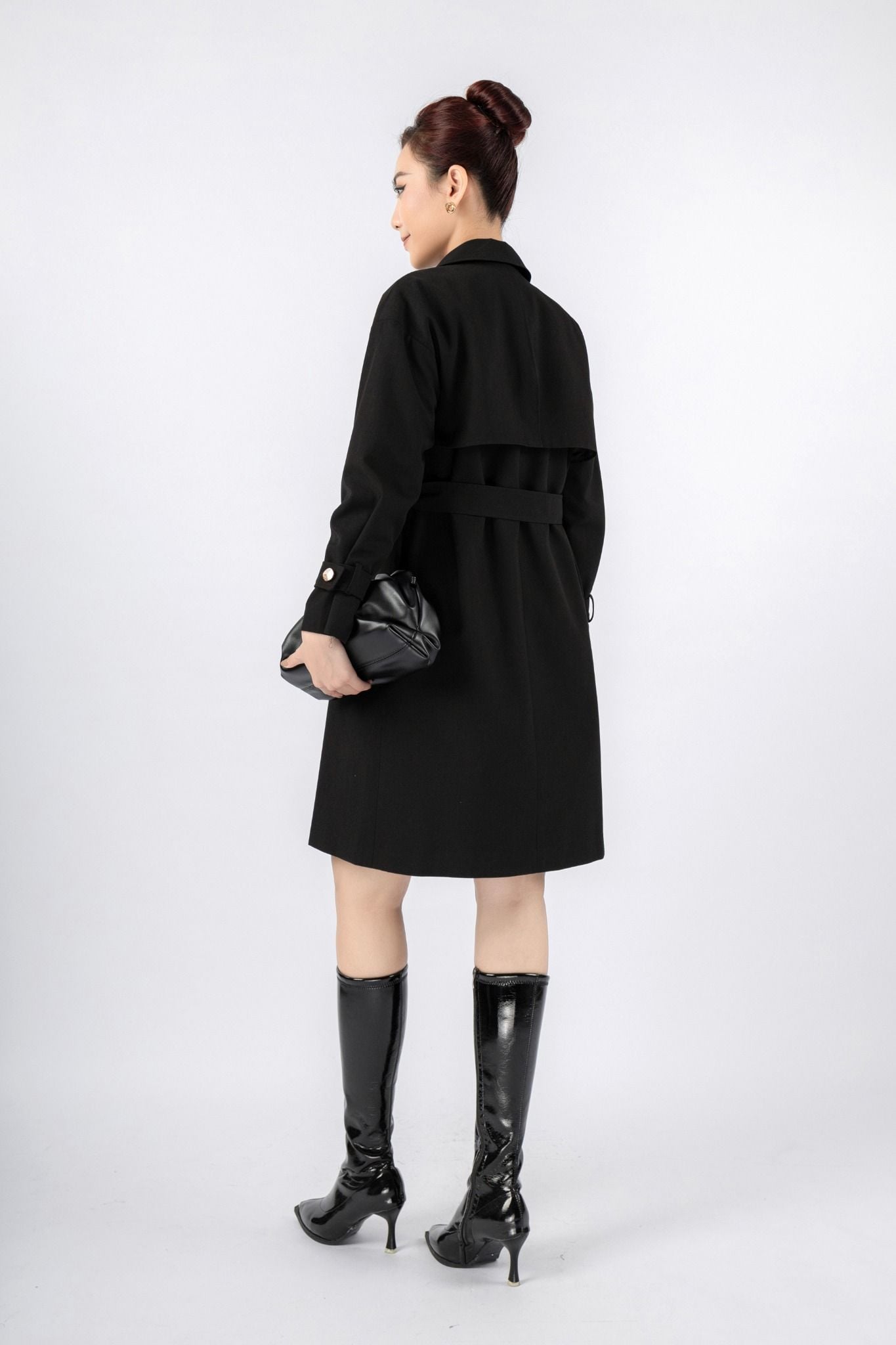 FAM9520 - Áo khoác công sở vải tuytsi dáng suông có lót vải lụa gió cổ hai ve phối hai lớp thân ngực tạo kiểu kèm đai thắt lưng - PANTIO