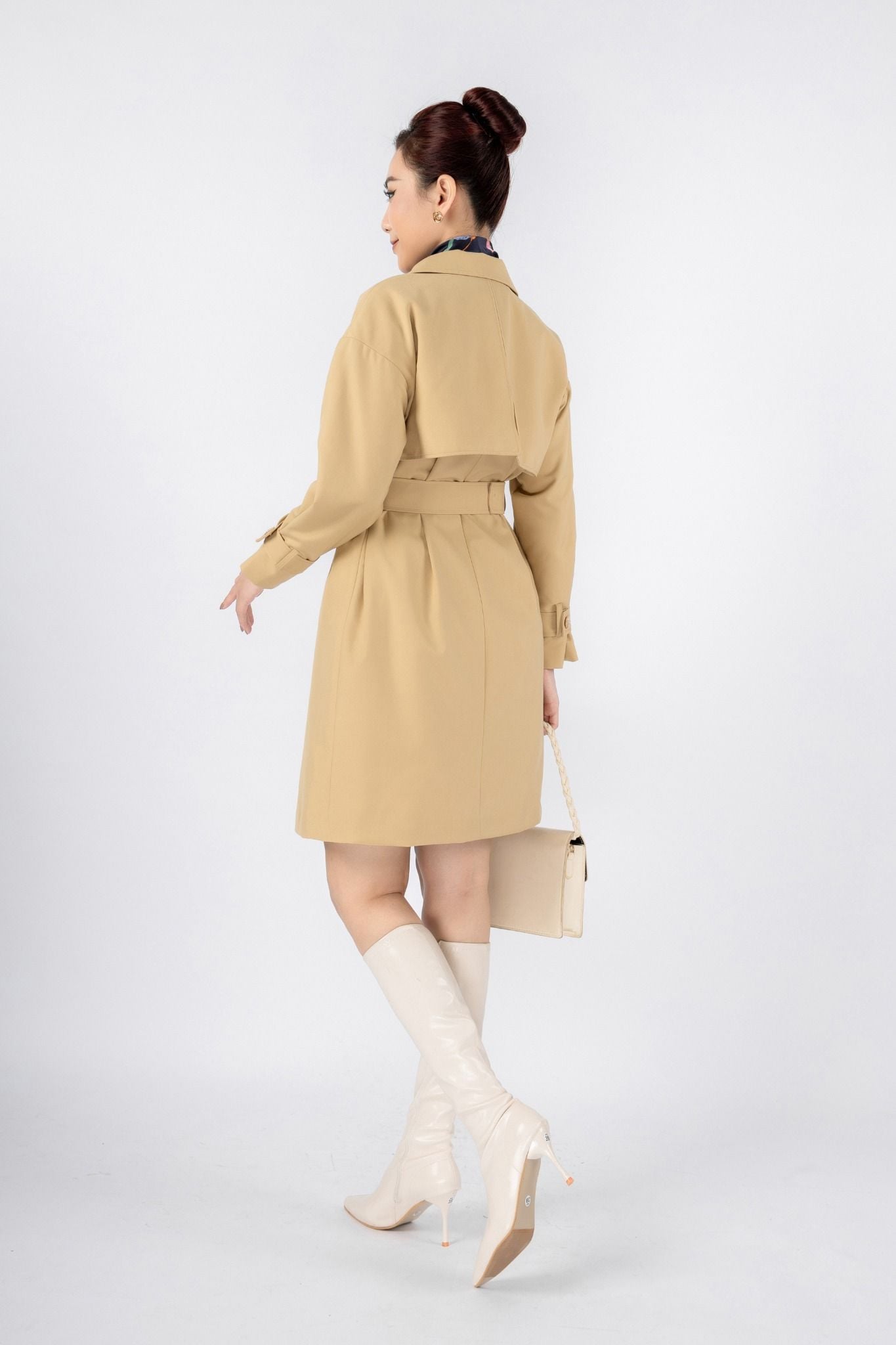 FAM9520 - Áo khoác công sở vải tuytsi dáng suông có lót vải lụa gió cổ hai ve phối hai lớp thân ngực tạo kiểu kèm đai thắt lưng - PANTIO