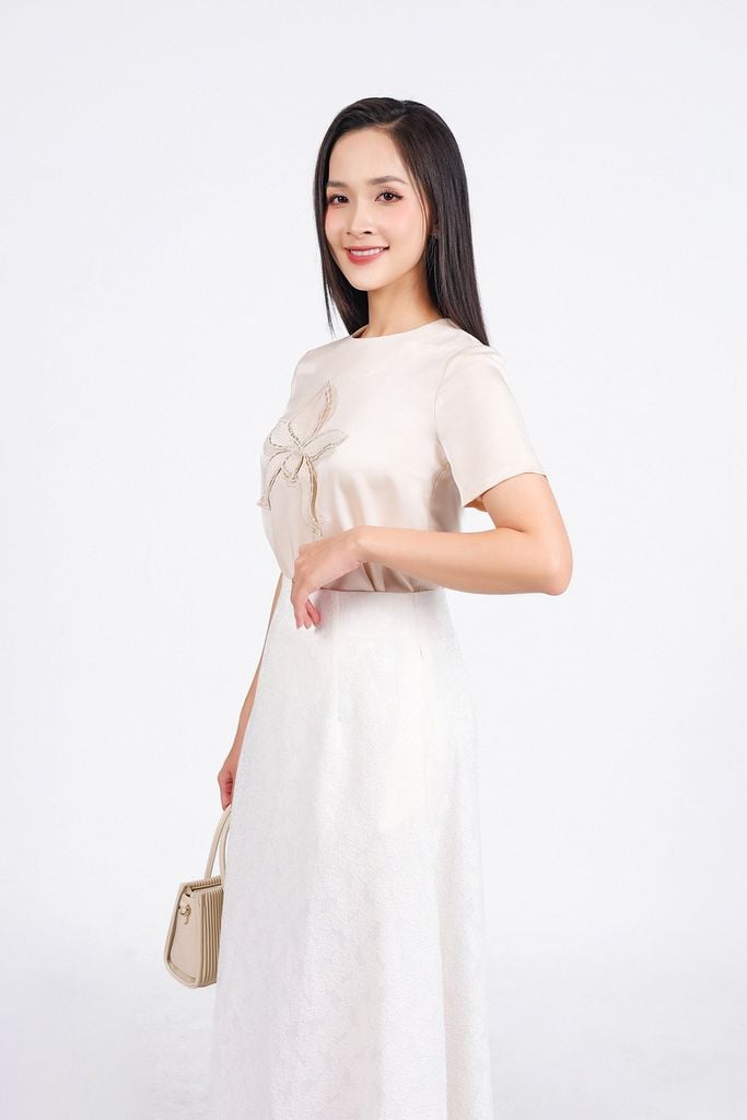 FAS13928 - Áo sơ mi công sở vải tơ cổ tròn tay cộc ngực áo đính hoa 3D thời trang lưng phối khuy - PANTIO