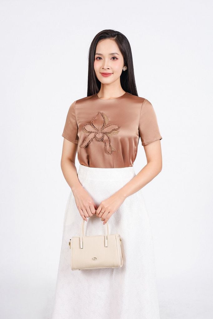 FAS13928 - Áo sơ mi công sở vải tơ cổ tròn tay cộc ngực áo đính hoa 3D thời trang lưng phối khuy - PANTIO