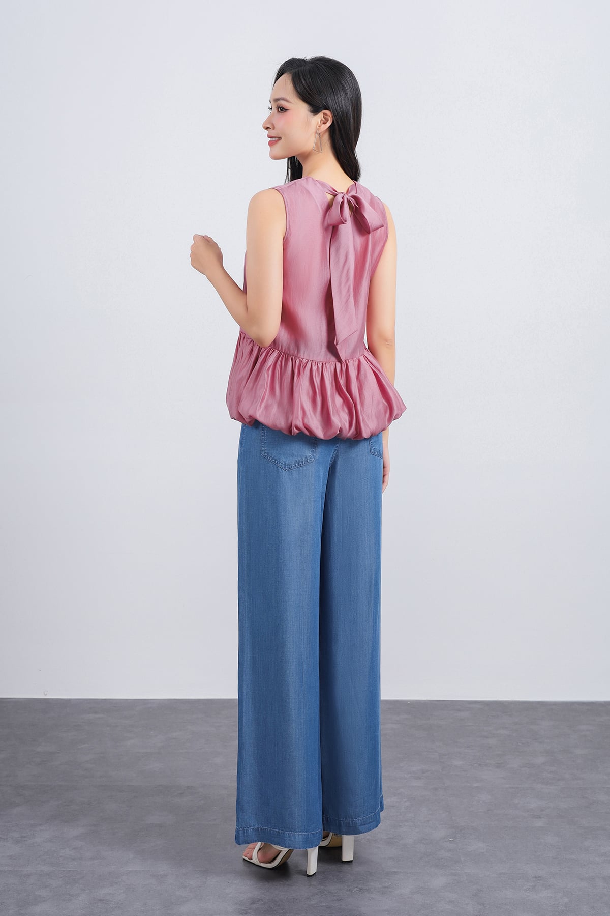 FAS13942 - Áo sơ mi công sở vải tơ dáng suông cổ tròn không tay gấu áo xếp nhún tạo kiểu - PANTIO