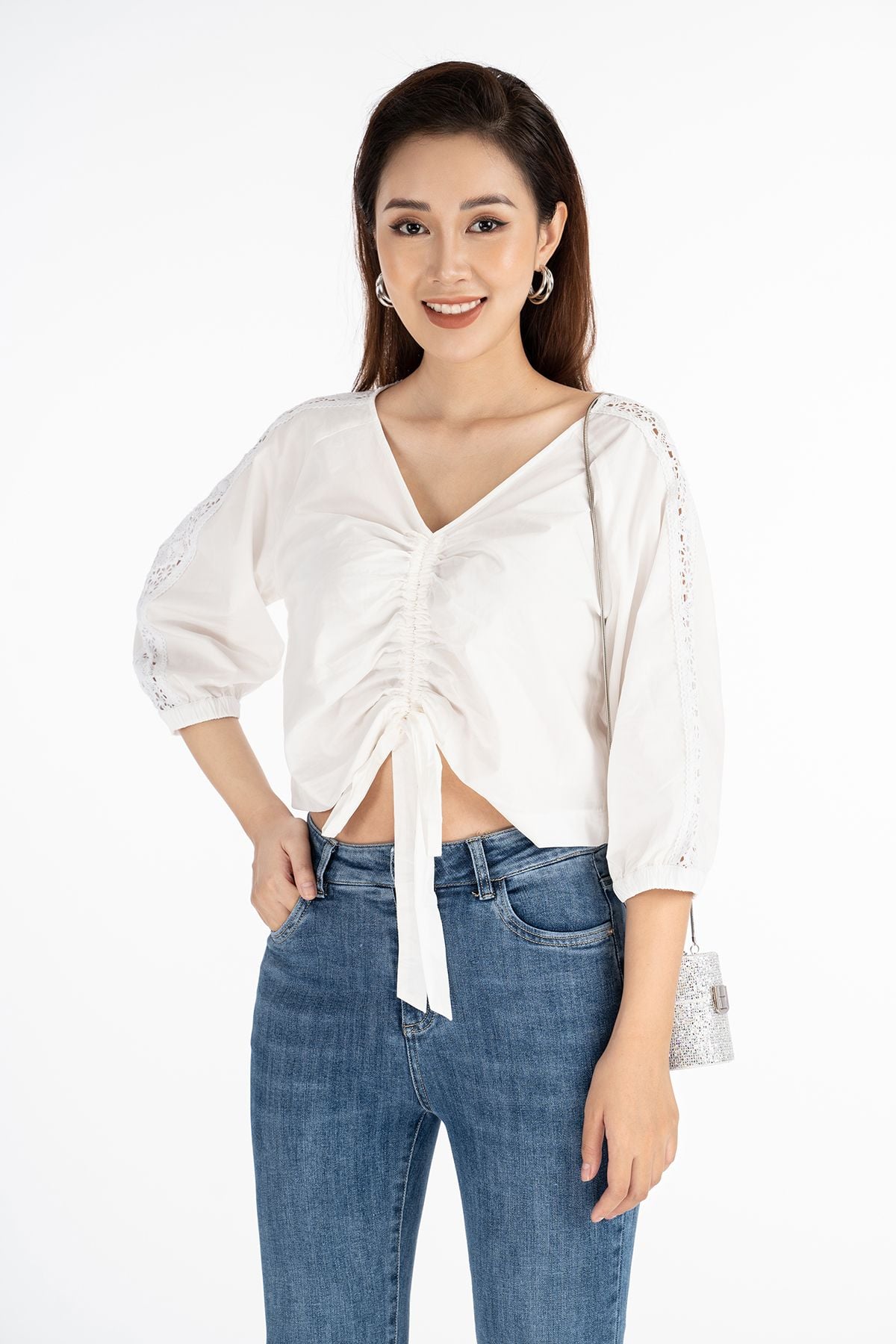 FAS32810 - Áo sơ mi chất liệu thô cổ tim rút nhún tay lỡ - PANTIO