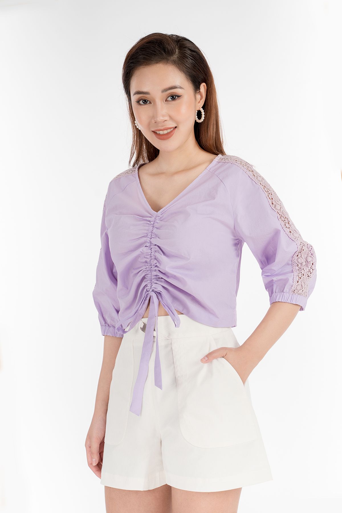 FAS32810 - Áo sơ mi chất liệu thô cổ tim rút nhún tay lỡ - PANTIO