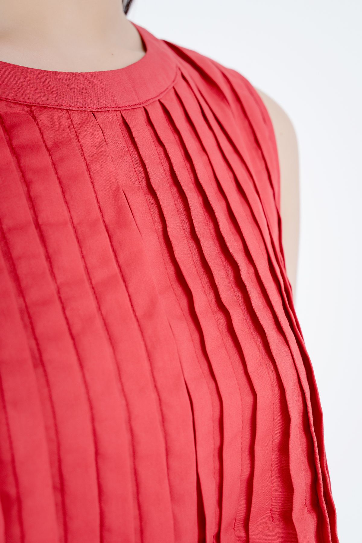 Áo sơ mi chất liệu thô kate cổ tròn sát nách FAS33023 - PANTIO