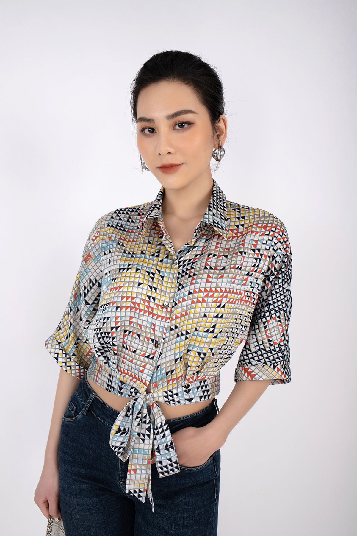 FAS33213 - Áo sơ mi dạo phố chất liệu lụa dáng croptop nẹp gấu buộc nơ - PANTIO