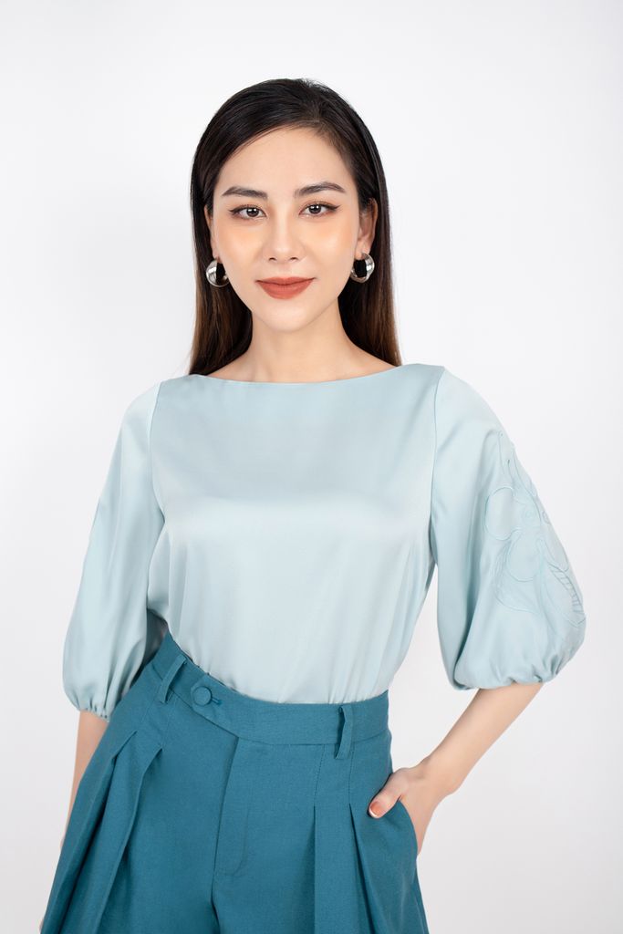 FAS33236 - Áo sơ mi công sở vải lụa dáng croptop cổ thuyền tay bồng phối thêu - PANTIO