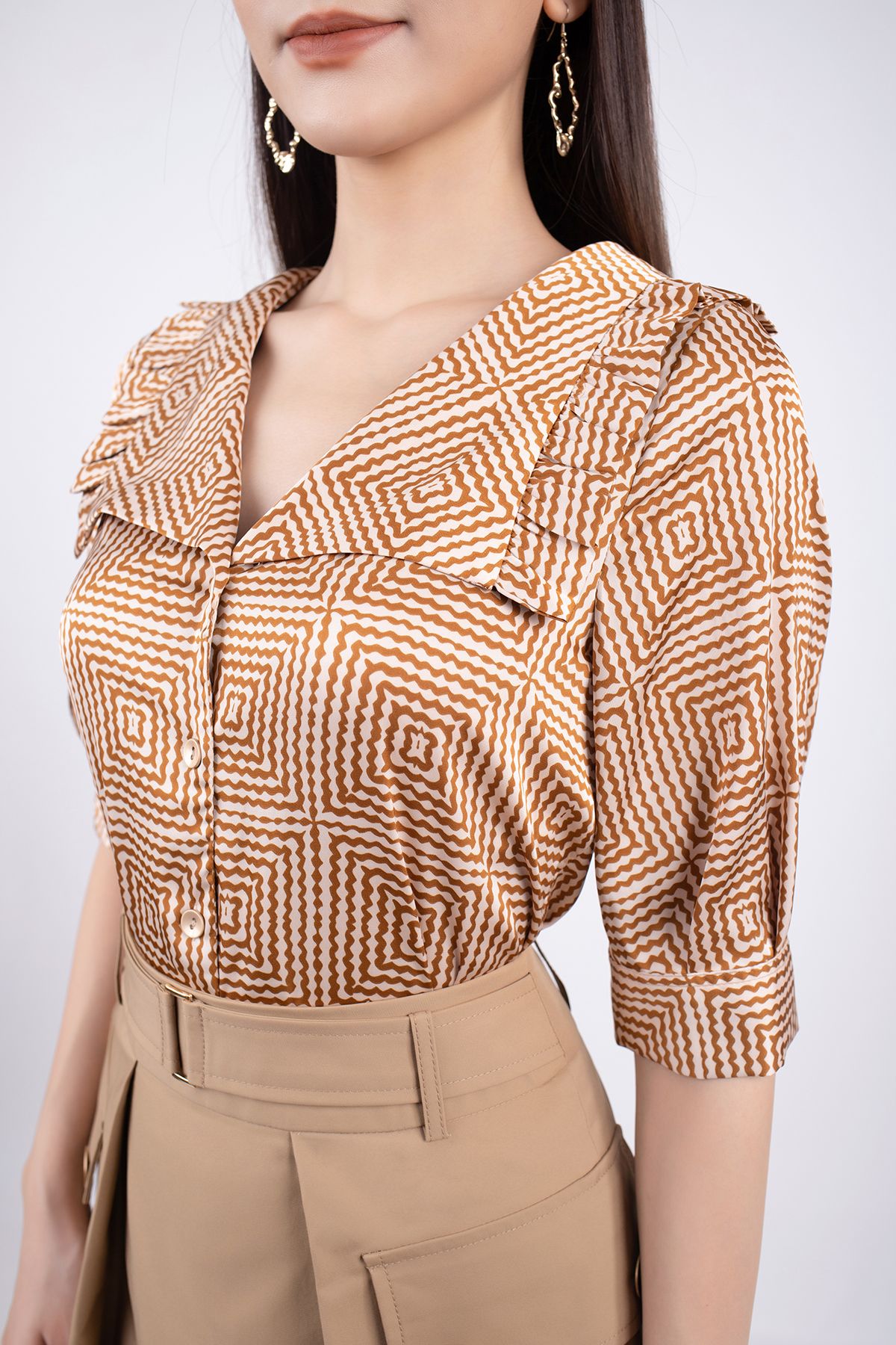 FAS33300 - Áo kiểu công sở vải lụa dáng suông cổ bèo cách điệu tay lỡ - PANTIO