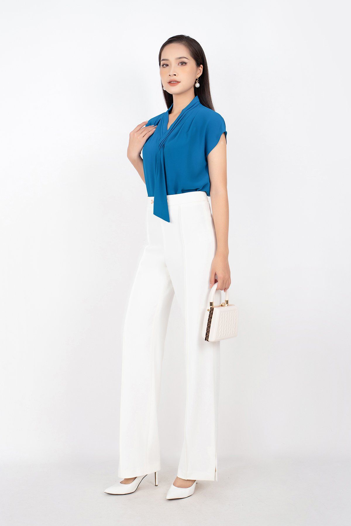 FAS33320 - Áo kiểu công sở vải lụa dáng suông cổ V xếp ly thả vạt vai liền xếp nhún - PANTIO