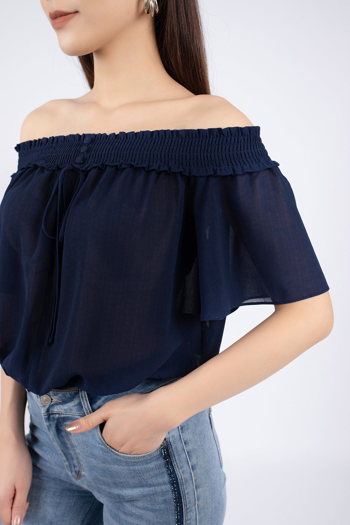 FAS33328 - Áo kiểu dạo phố vải lụa dáng suông vai trễ buộc vai chạy smocking bo chun - PANTIO