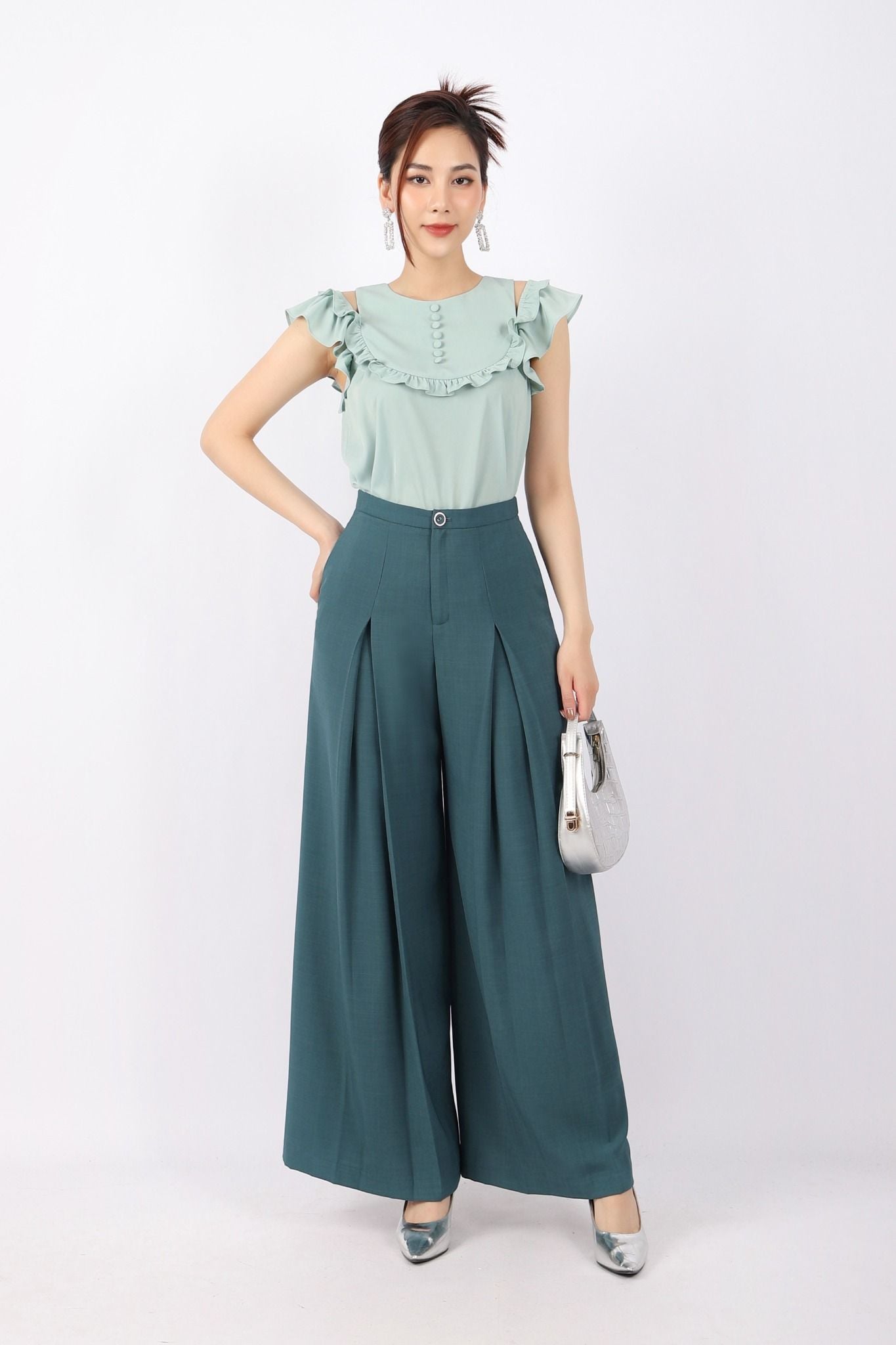 FAS33499 - Áo kiểu công sở vải thô lụa dáng suông cổ tròn thân phối bèo đính cúc bọc vai cut- PANTIO