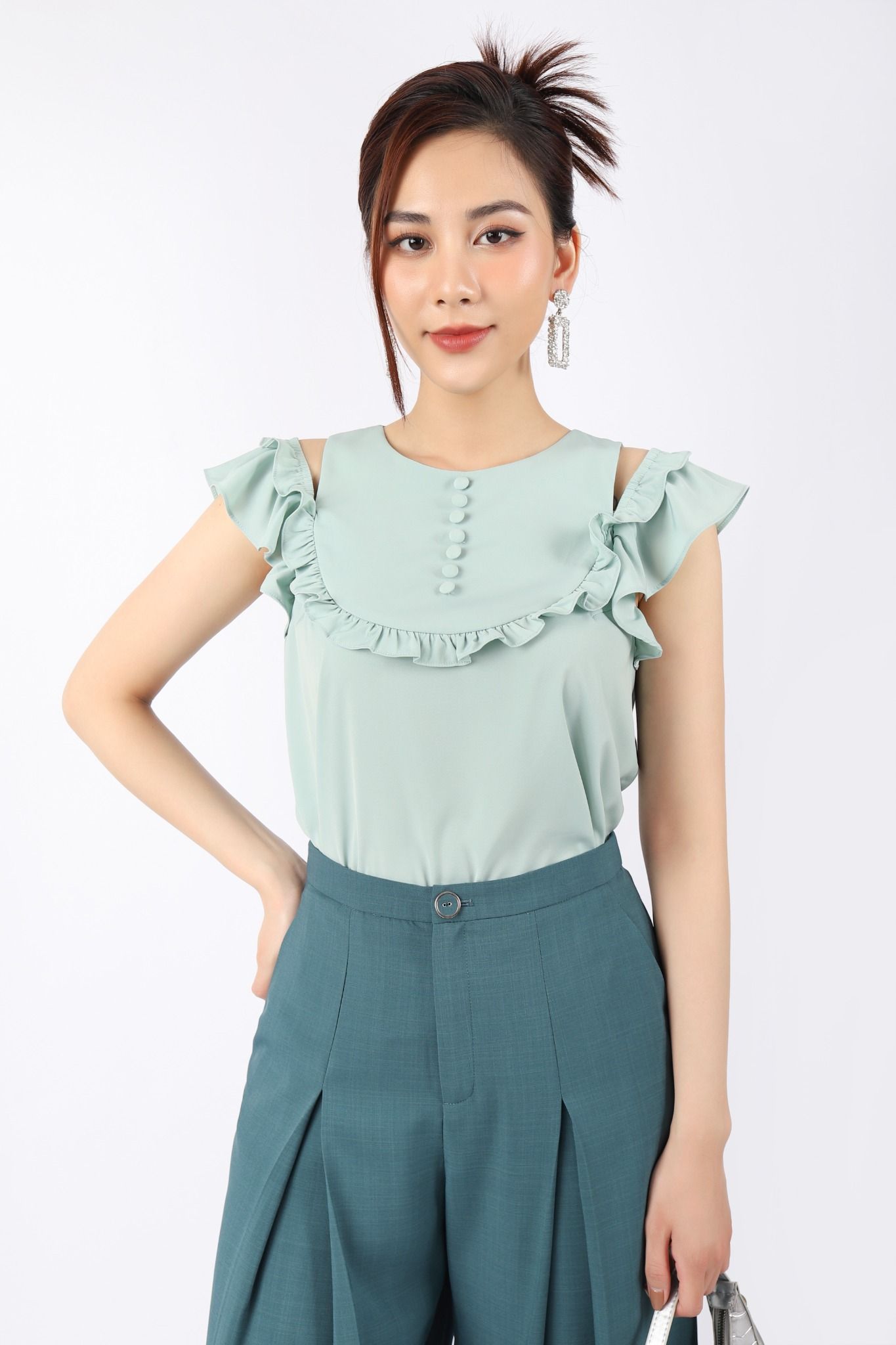 FAS33499 - Áo kiểu công sở vải thô lụa dáng suông cổ tròn thân phối bèo đính cúc bọc vai cut- PANTIO