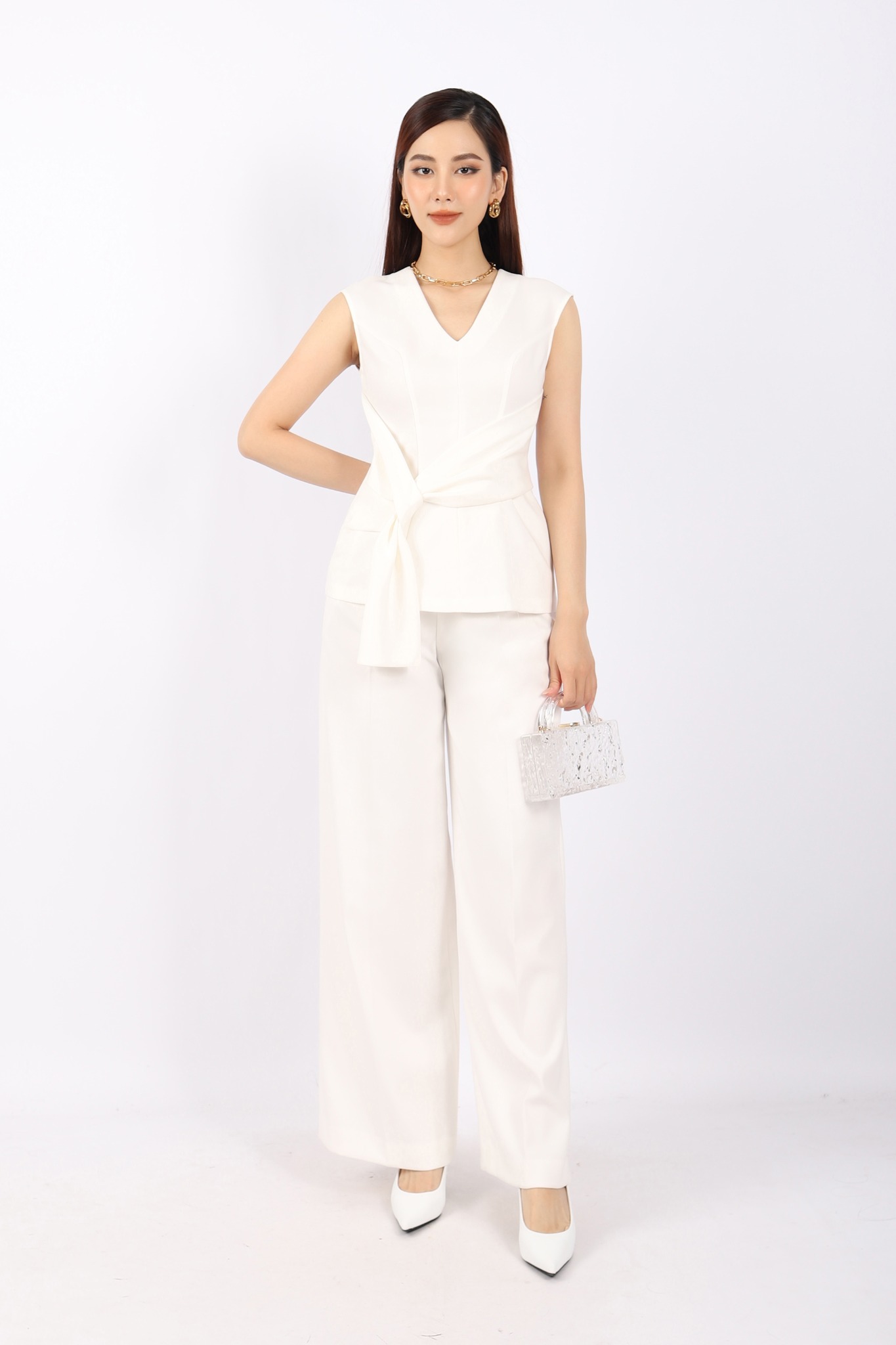 FAS33523 - Áo kiểu công sở vải thô dáng ôm cổ V thân xếp nhún thả vạt tạo kiểu khóa thân sau - PANTIO