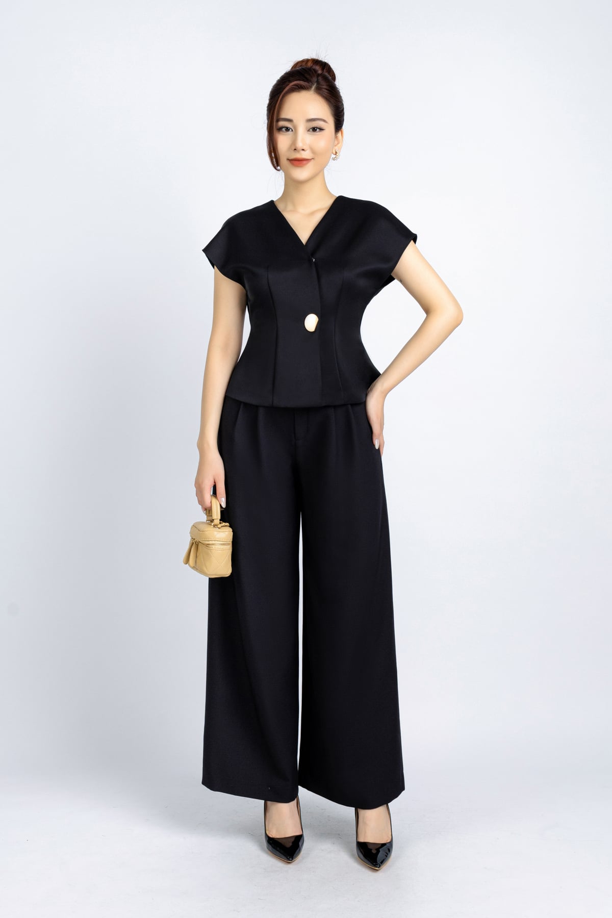 FAS33614 - Áo kiểu công sở vải taffta lụa dáng ôm cổ V cài cục vai liền tay chờm - PANTIO