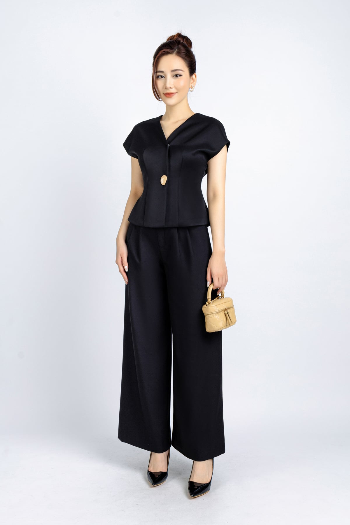 FAS33614 - Áo kiểu công sở vải taffta lụa dáng ôm cổ V cài cục vai liền tay chờm - PANTIO