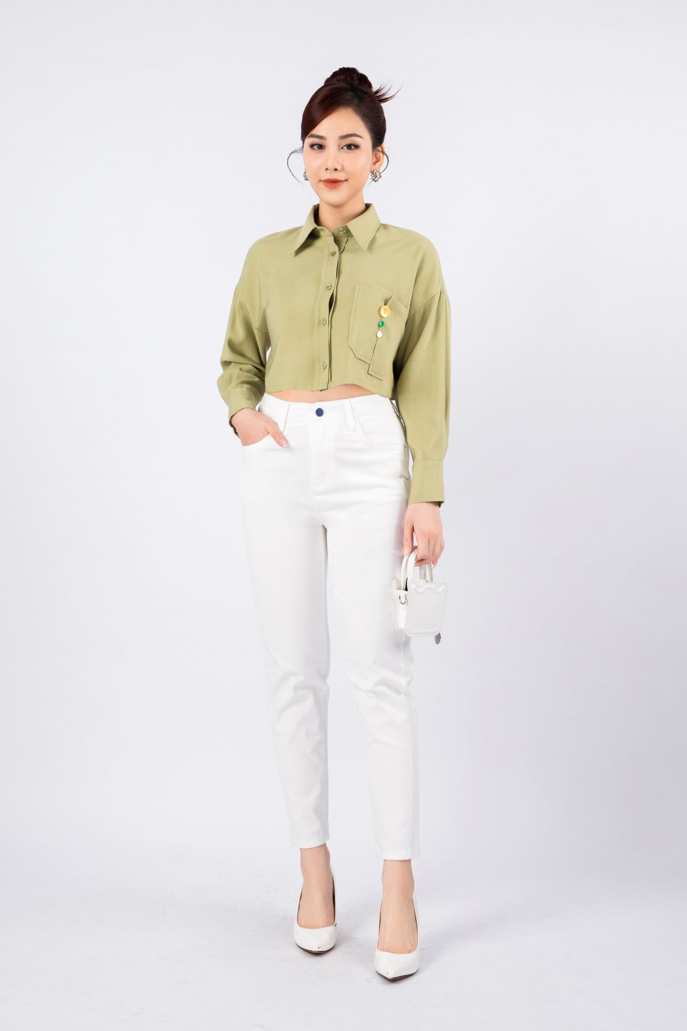 FAS33630 - Áo sơ mi dạo phố vải thô đũi dáng croptop cổ đức phối túi ngực đính cúc màu trang trí - PANTIO