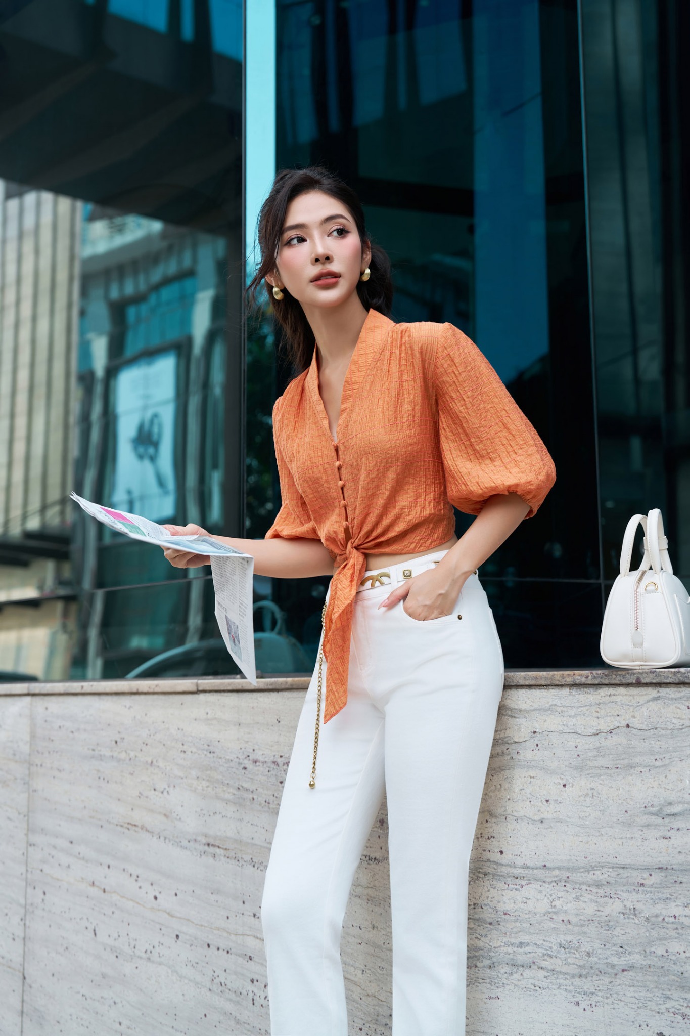 FAS33675 - Áo kiểu dạo phố vải thô dáng croptop cổ V phối cúc bọc buộc nơ eo tạo kiểu gấu tay bo chun - PANTIO