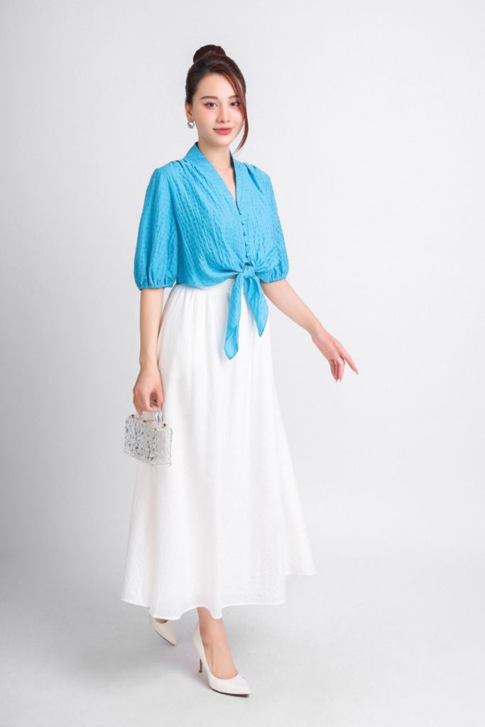FAS33675 - Áo kiểu dạo phố vải thô dáng croptop cổ V phối cúc bọc buộc nơ eo tạo kiểu gấu tay bo chun - PANTIO