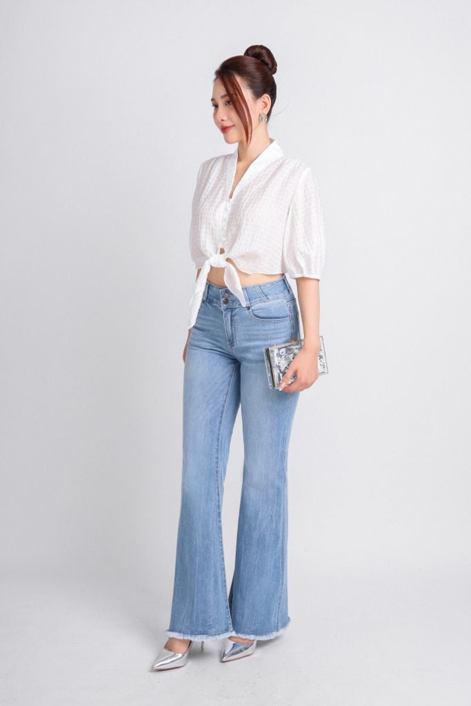 FAS33675 - Áo kiểu dạo phố vải thô dáng croptop cổ V phối cúc bọc buộc nơ eo tạo kiểu gấu tay bo chun - PANTIO