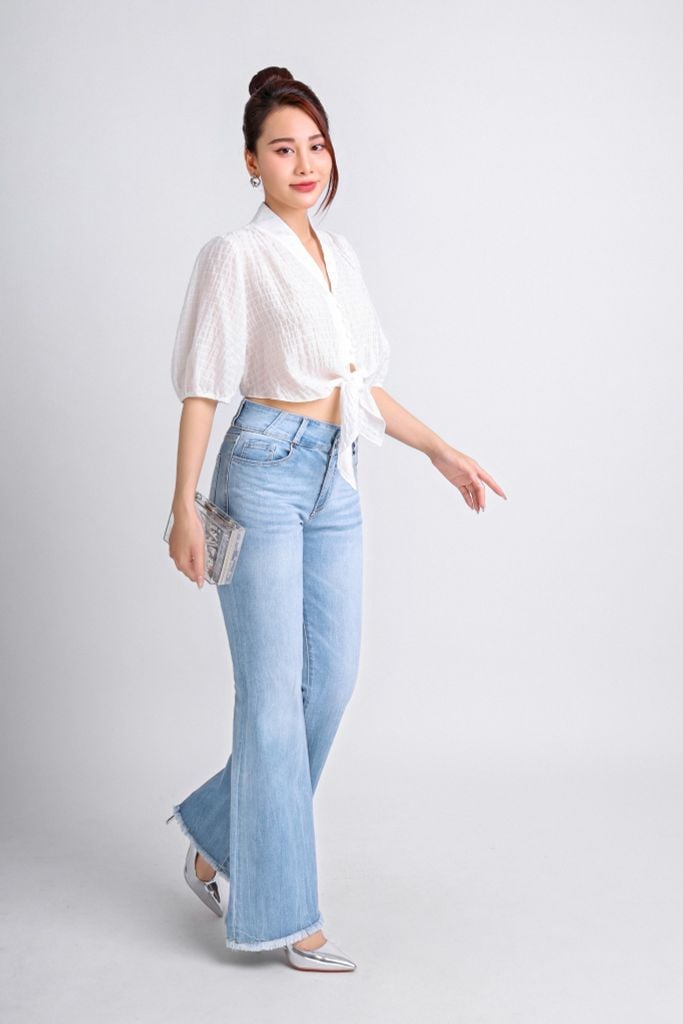FAS33675 - Áo kiểu dạo phố vải thô dáng croptop cổ V phối cúc bọc buộc nơ eo tạo kiểu gấu tay bo chun - PANTIO