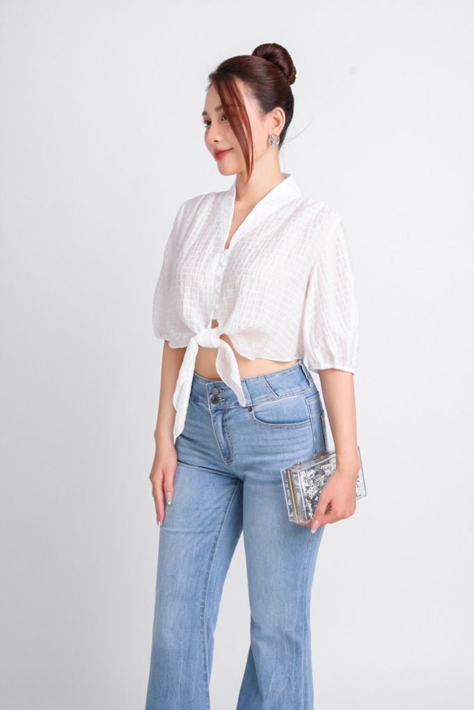 FAS33675 - Áo kiểu dạo phố vải thô dáng croptop cổ V phối cúc bọc buộc nơ eo tạo kiểu gấu tay bo chun - PANTIO