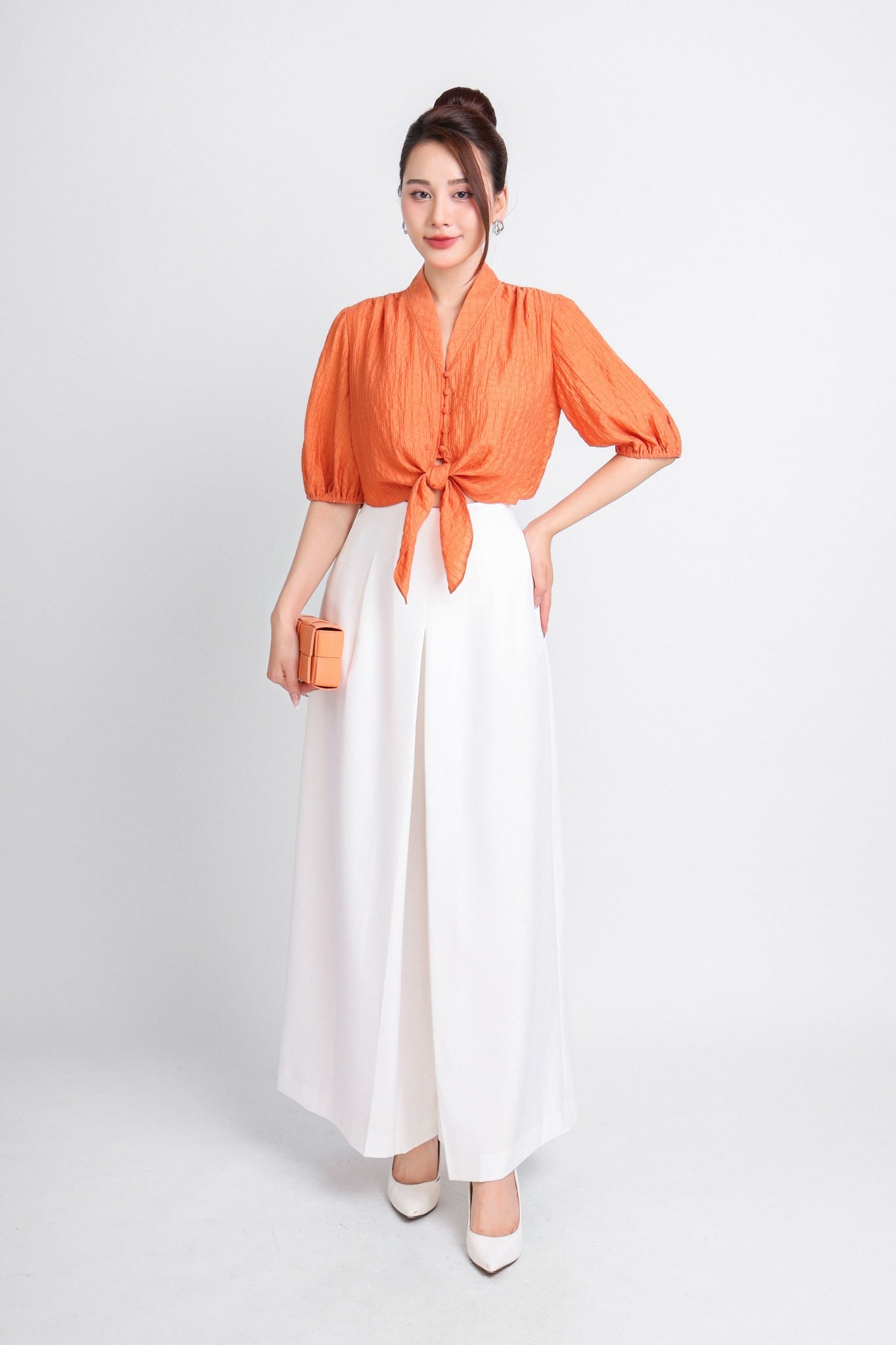 FAS33675 - Áo kiểu dạo phố vải thô dáng croptop cổ V phối cúc bọc buộc nơ eo tạo kiểu gấu tay bo chun - PANTIO