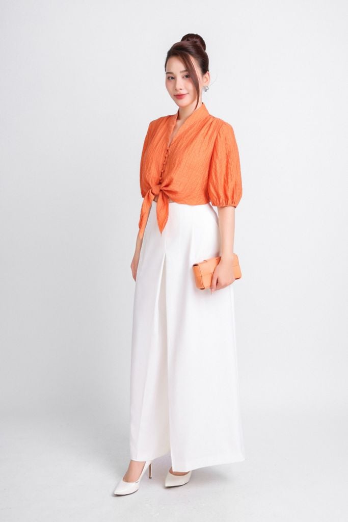 FAS33675 - Áo kiểu dạo phố vải thô dáng croptop cổ V phối cúc bọc buộc nơ eo tạo kiểu gấu tay bo chun - PANTIO