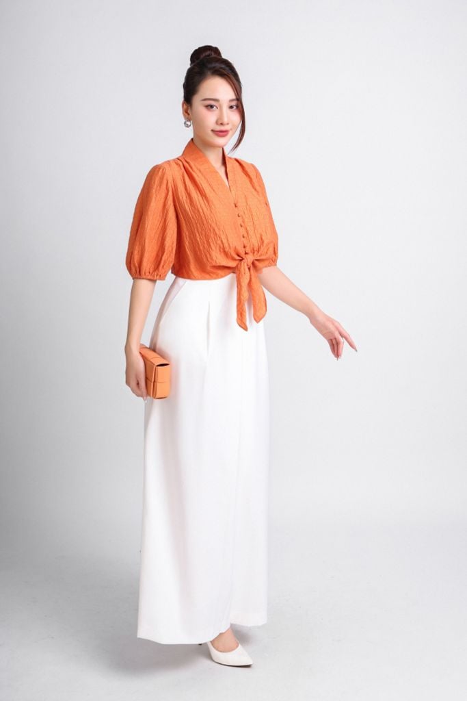 FAS33675 - Áo kiểu dạo phố vải thô dáng croptop cổ V phối cúc bọc buộc nơ eo tạo kiểu gấu tay bo chun - PANTIO