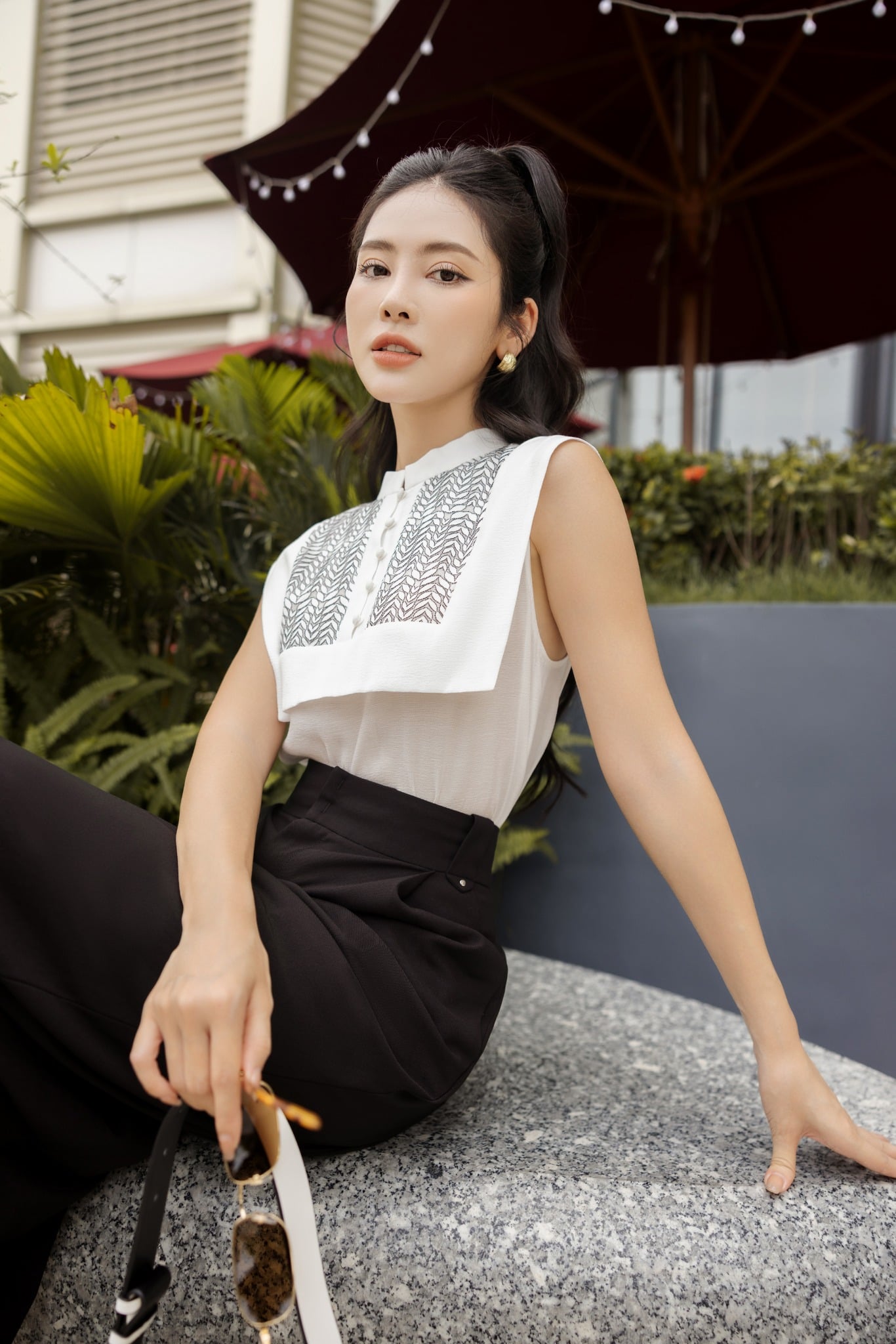 FAS33677 - Áo kiểu công sở vải tơ dáng suông cổ tàu thân phối vạt pha vải ren đính cúc bọc trang trí - PANTIO