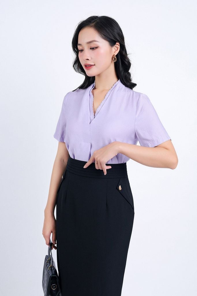 FAS33686 - Áo sơ mi công sở vải tơ dáng suông trơn màu cổ chữ V thêu bode tạo kiểu tay cộc - PANTIO