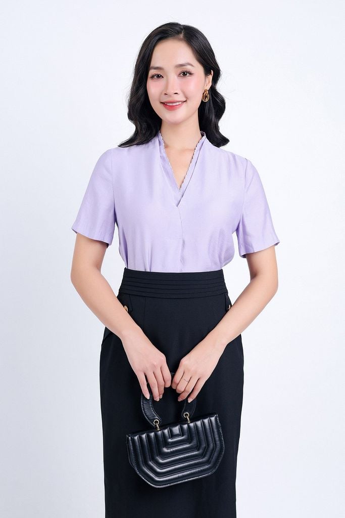 FAS33686 - Áo sơ mi công sở vải tơ dáng suông trơn màu cổ chữ V thêu bode tạo kiểu tay cộc - PANTIO