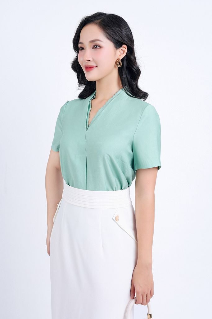FAS33686 - Áo sơ mi công sở vải tơ dáng suông trơn màu cổ chữ V thêu bode tạo kiểu tay cộc - PANTIO