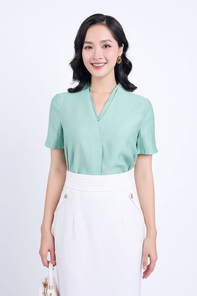 FAS33686 - Áo sơ mi công sở vải tơ dáng suông trơn màu cổ chữ V thêu bode tạo kiểu tay cộc - PANTIO