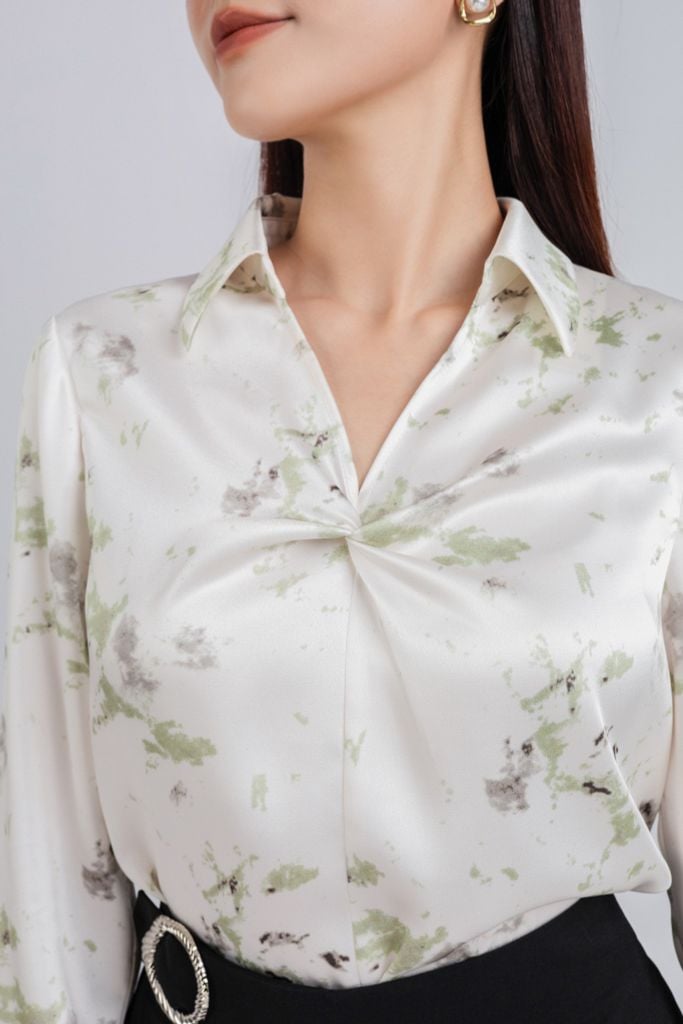 FAS33708 - Áo sơ mi công sở vải lụa satin dáng suông cổ đức V sâu xoắn nhẹ tạo kiểu - PANTIO
