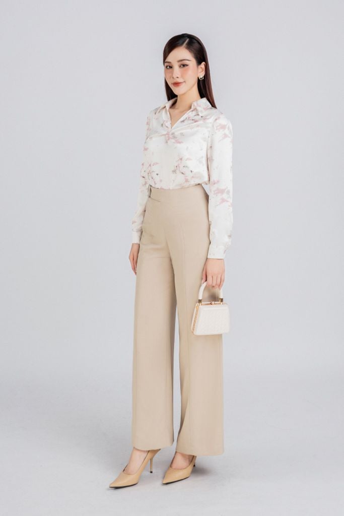 FAS33708 - Áo sơ mi công sở vải lụa satin dáng suông cổ đức V sâu xoắn nhẹ tạo kiểu - PANTIO