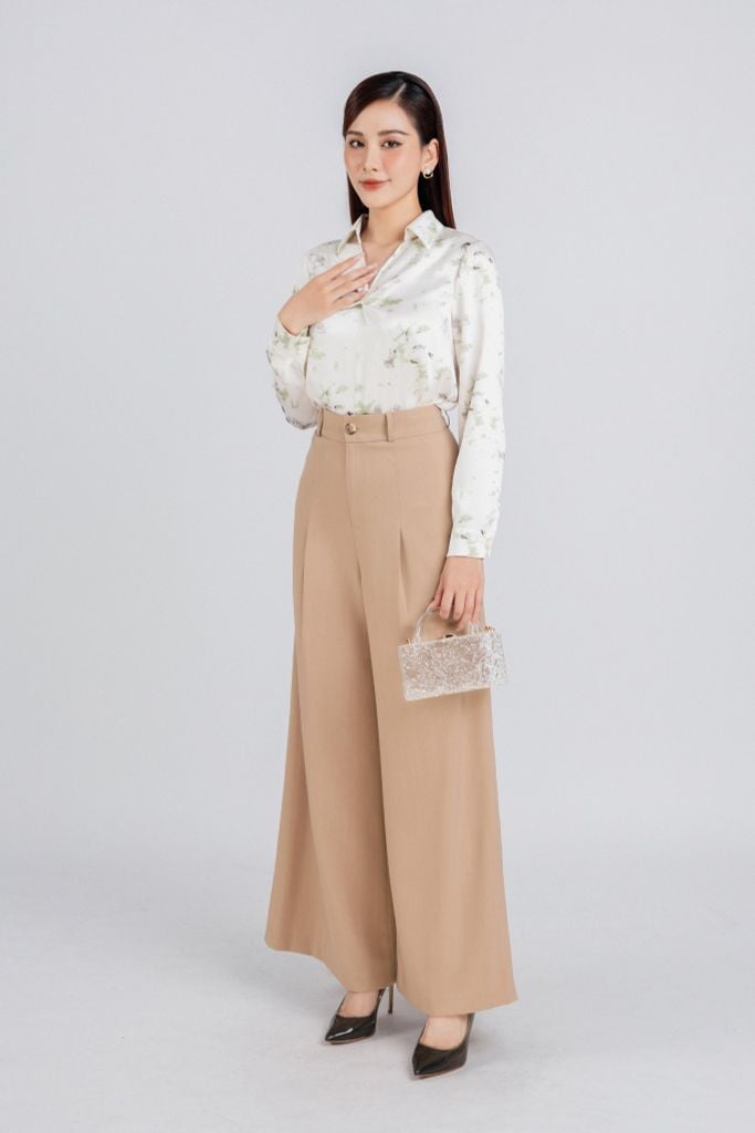 FAS33708 - Áo sơ mi công sở vải lụa satin dáng suông cổ đức V sâu xoắn nhẹ tạo kiểu - PANTIO