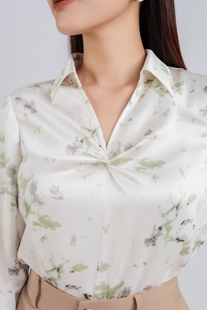 FAS33708 - Áo sơ mi công sở vải lụa satin dáng suông cổ đức V sâu xoắn nhẹ tạo kiểu - PANTIO