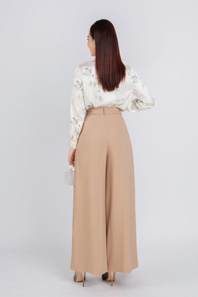FAS33708 - Áo sơ mi công sở vải lụa satin dáng suông cổ đức V sâu xoắn nhẹ tạo kiểu - PANTIO