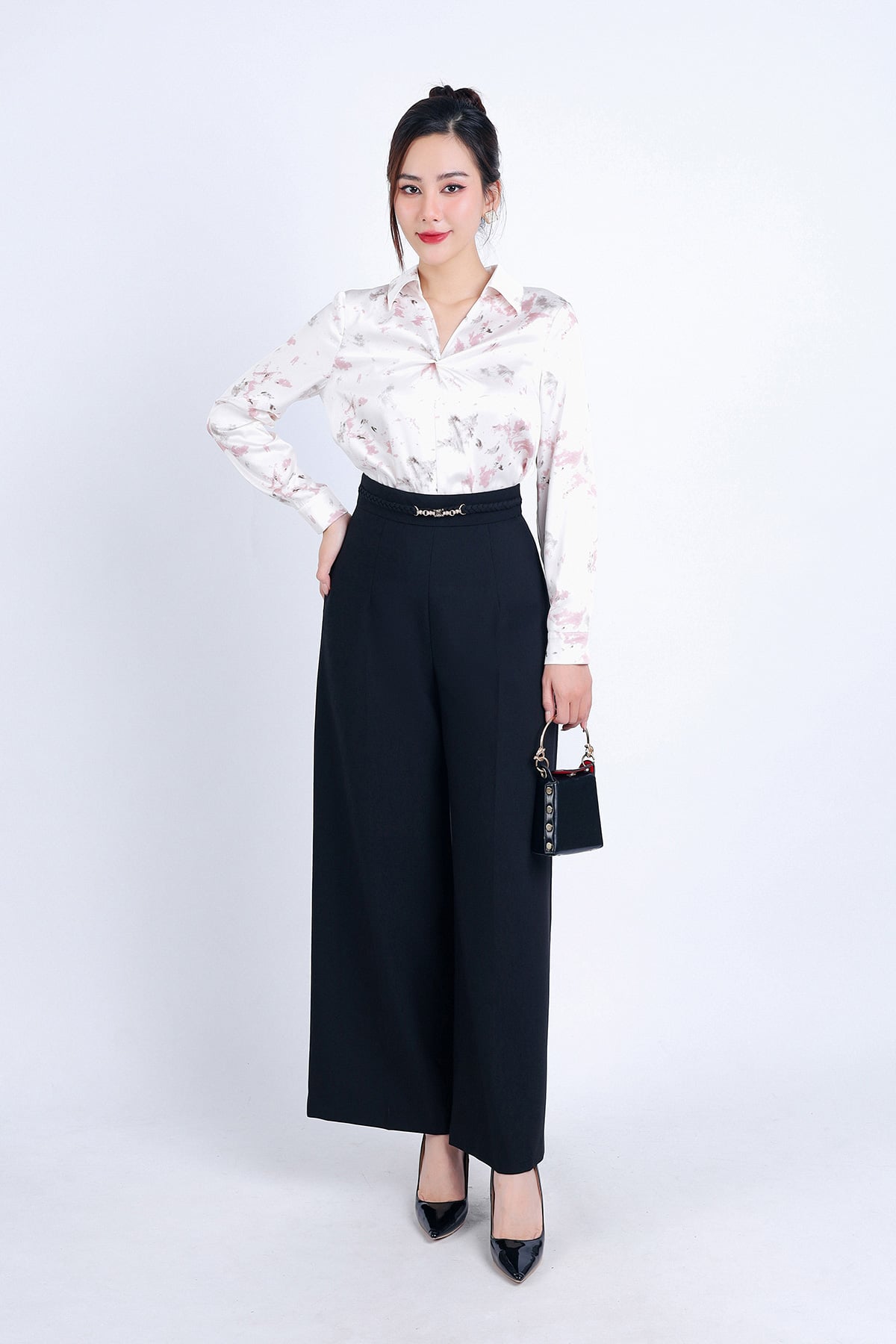 FAS33708 - Áo sơ mi công sở vải lụa satin dáng suông cổ đức V sâu xoắn nhẹ tạo kiểu - PANTIO