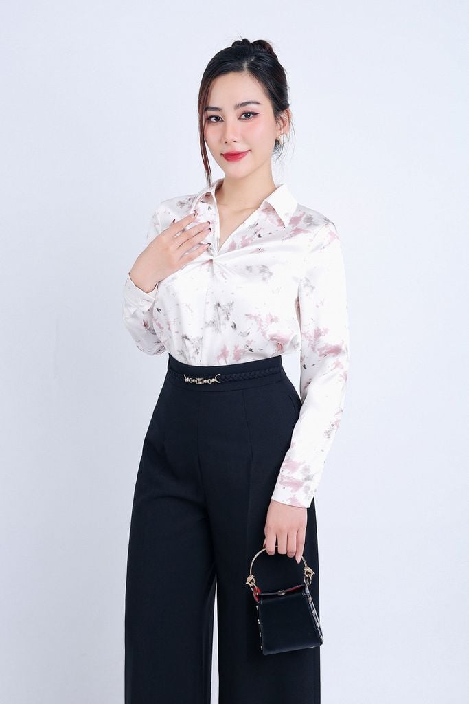 FAS33708 - Áo sơ mi công sở vải lụa satin dáng suông cổ đức V sâu xoắn nhẹ tạo kiểu - PANTIO