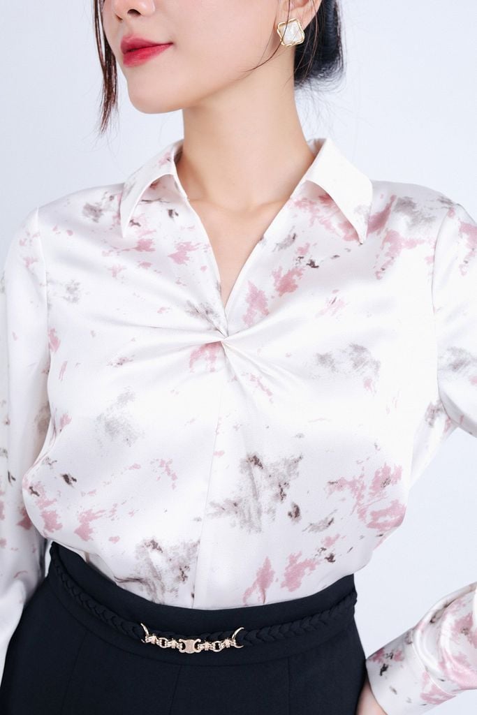 FAS33708 - Áo sơ mi công sở vải lụa satin dáng suông cổ đức V sâu xoắn nhẹ tạo kiểu - PANTIO