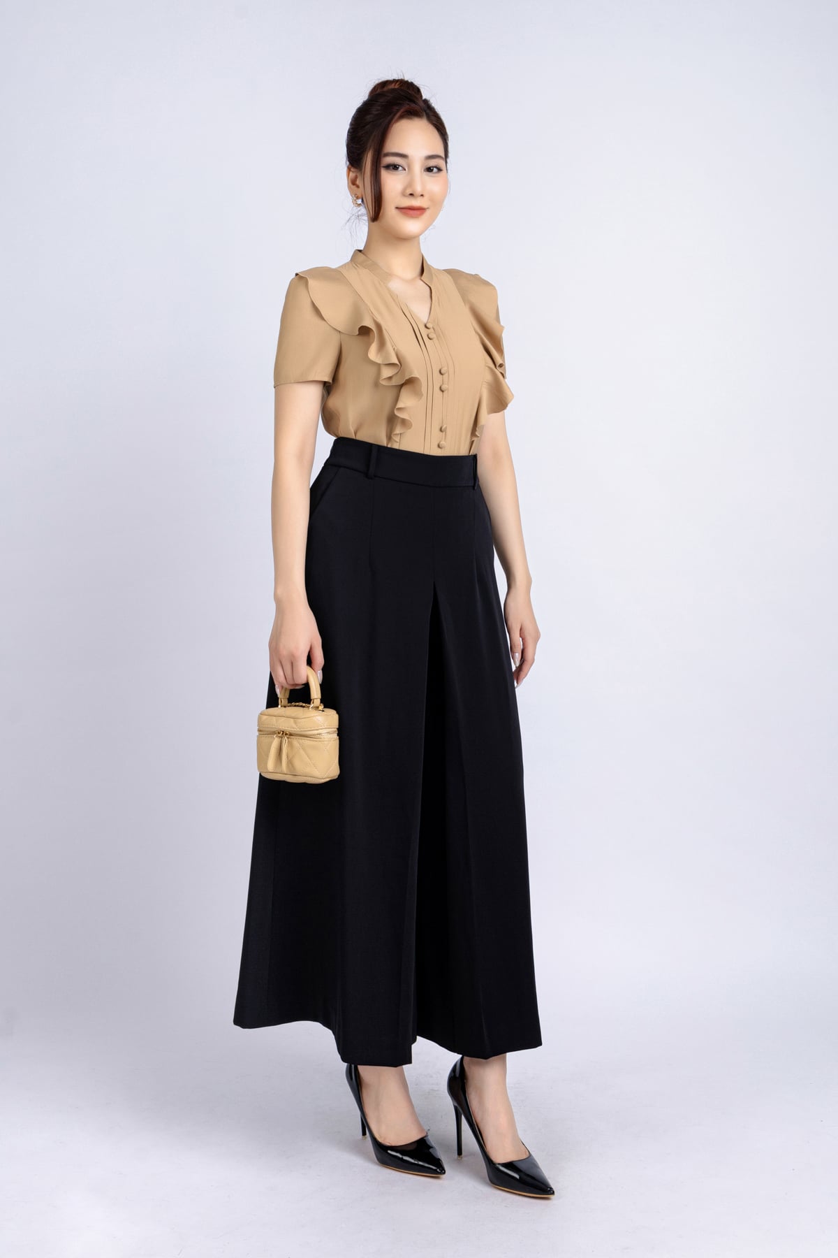 FAS33743 - Áo kiểu công sở vải tơ dáng suông cổ tàu xẻ V thân phối bèo đính cúc trang trí - PANTIO