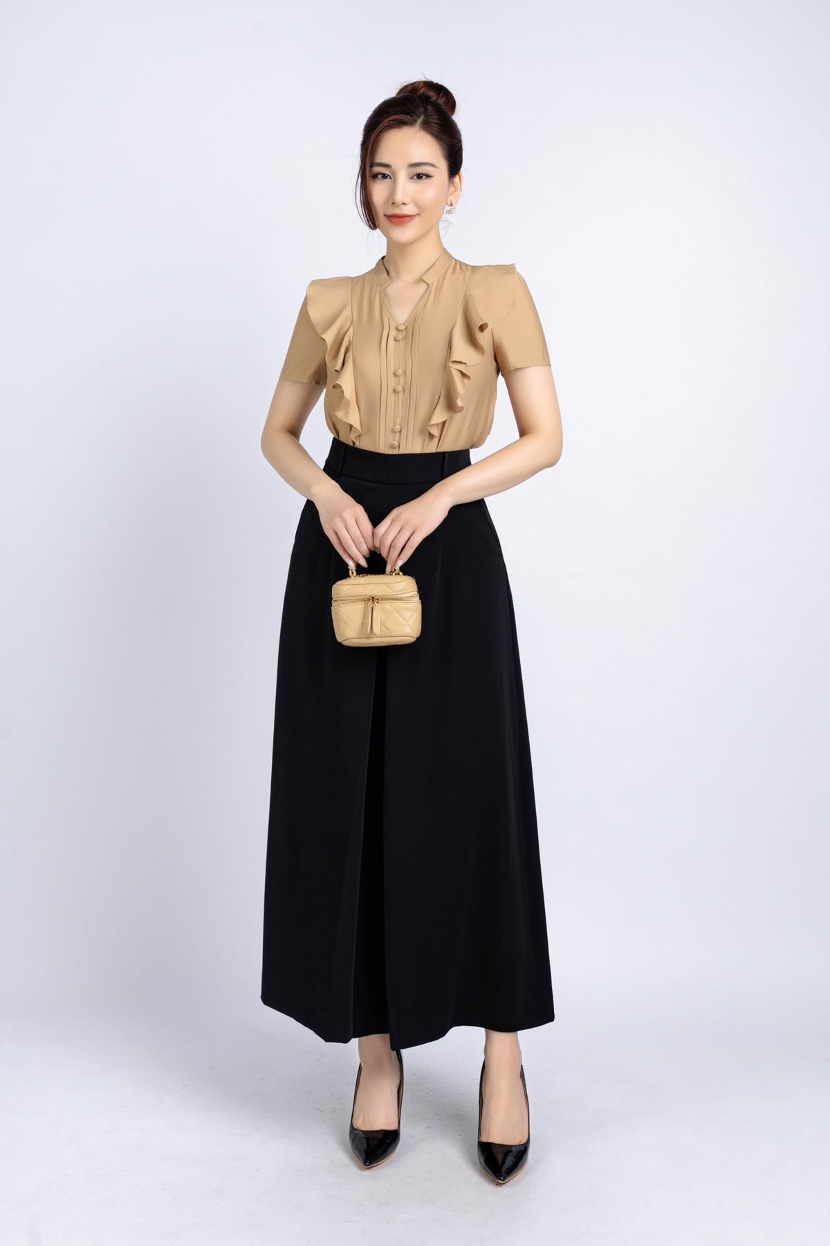 FAS33743 - Áo kiểu công sở vải tơ dáng suông cổ tàu xẻ V thân phối bèo đính cúc trang trí - PANTIO