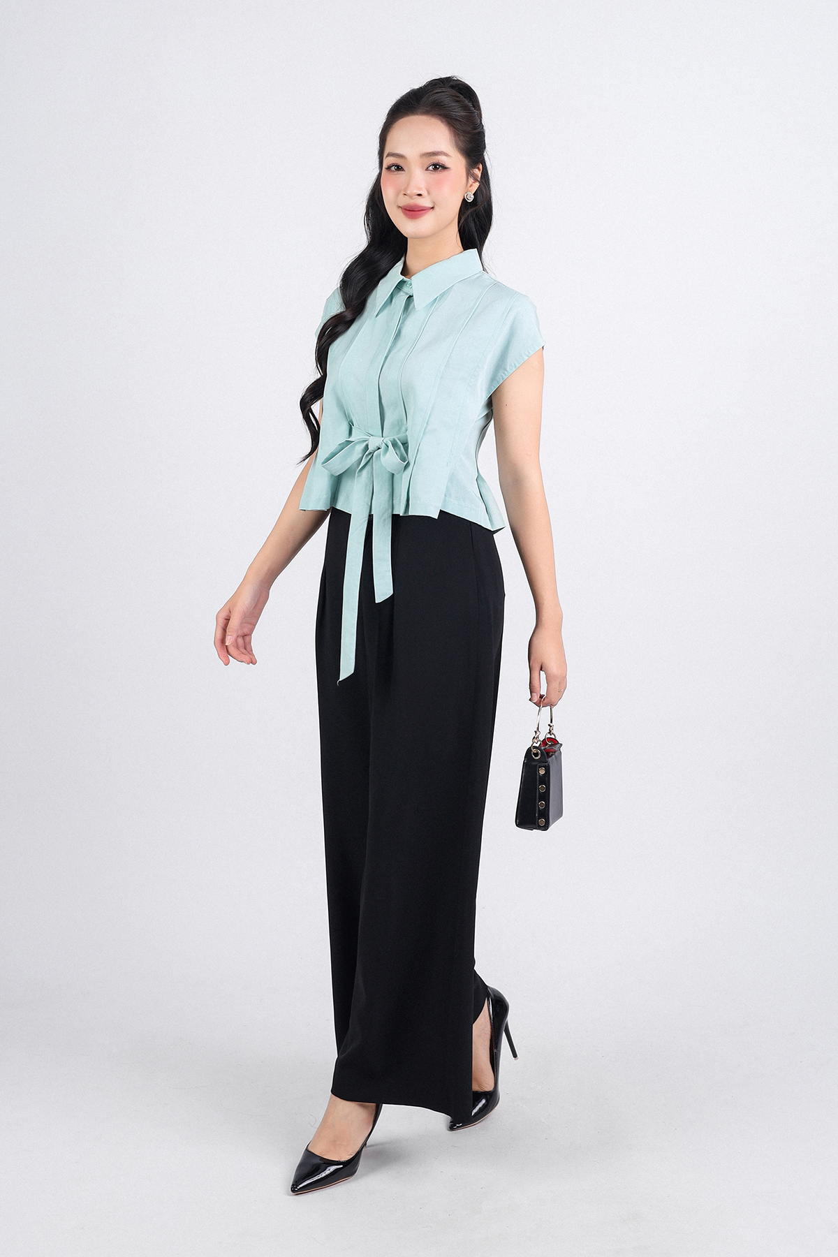 FAS33755 - Áo sơ mi kiểu công sở vải thô dáng lửng cổ đức vai chờm thân áo xếp ly phối dây thắt eo tạo kiểu - PANTIO