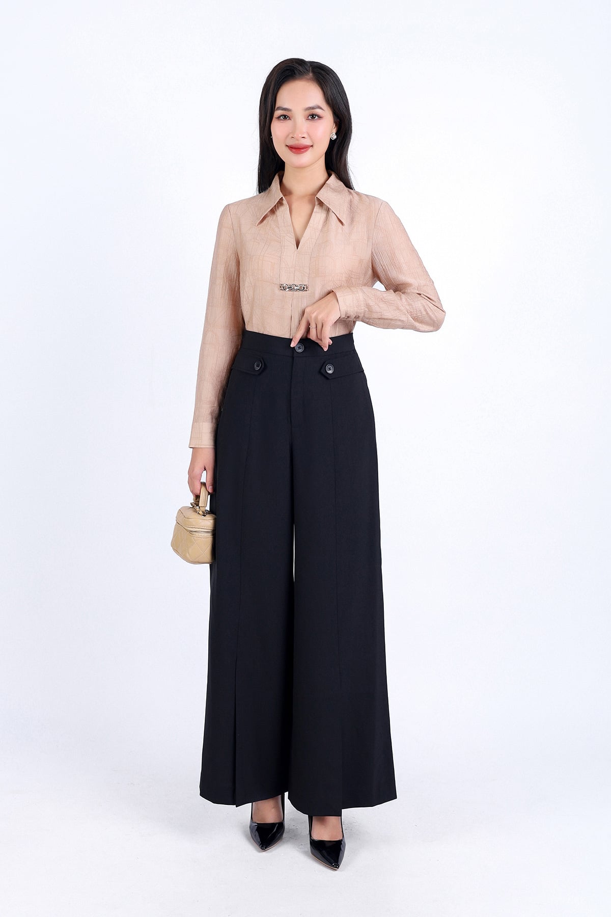 FAS33763 - Áo sơ mi công sở vải thô mỏng dáng suông cổ đức xẻ chữ V sâu thân áo đính phụ kiện kim loại trang trí - PANTIO